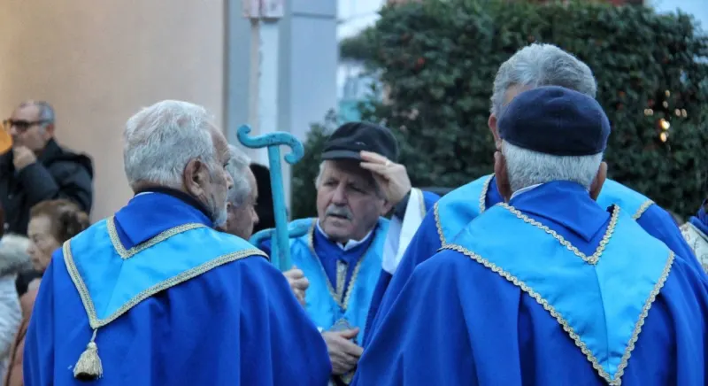 I confratelli con le mantelle azzurre si salutano prima della processione, festa 2026