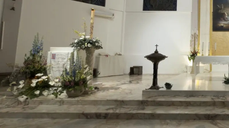 I fiori sul presbiterio, l’ambone e il cero pasquale nella chiesa di Sant’Antonio Abate