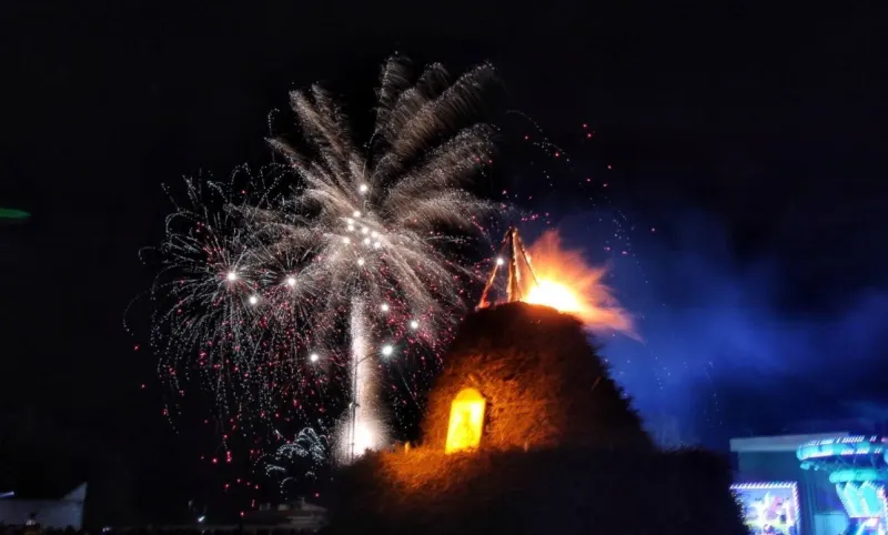 La focara accesa con i fuochi d’artificio che si aprono sopra il falò, gennaio 2026