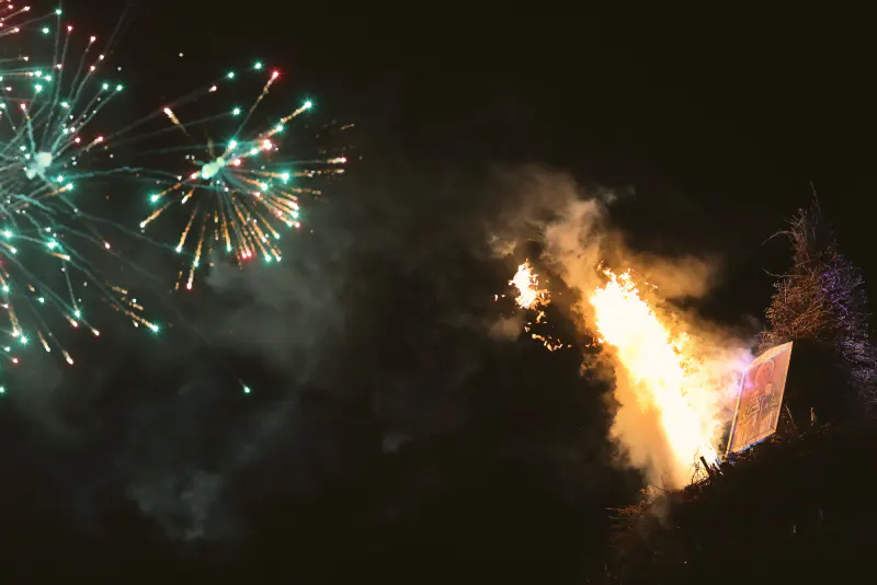 Le fiamme della focara e i fuochi d’artificio verdi nella notte