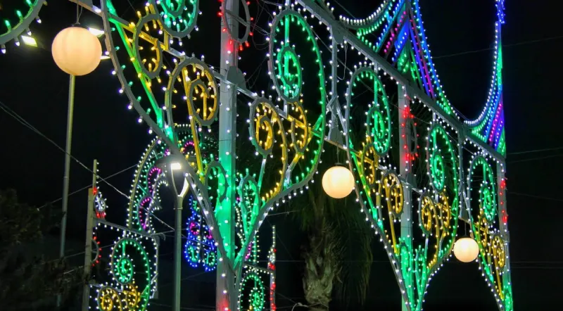 Gli archi delle luminarie accesi nella notte della festa