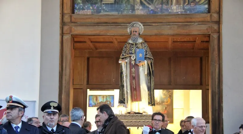 La porta della chiesa di Sant’Antonio Abate, con la statua del Santo che esce all’inizio della processione