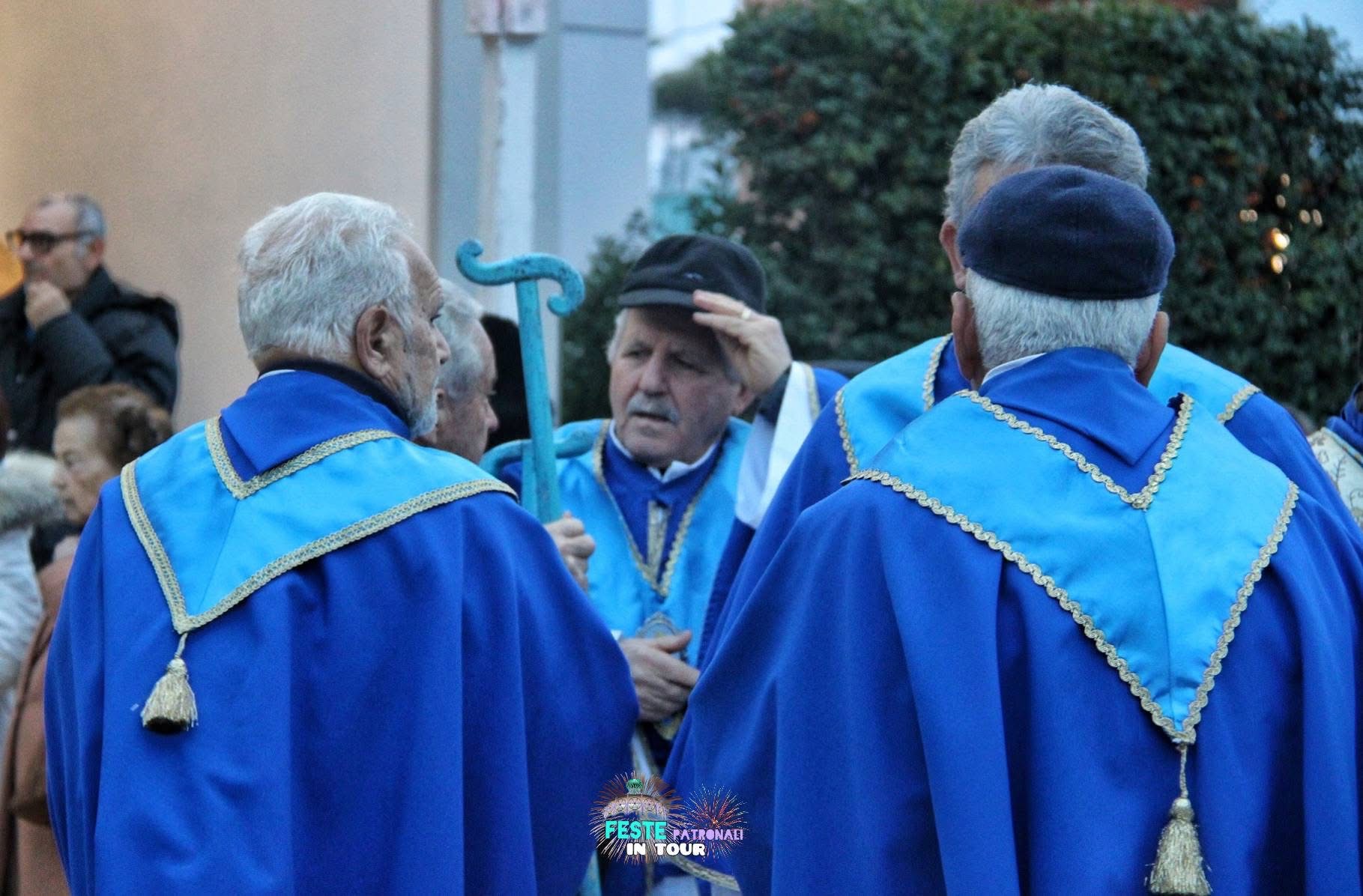 I confratelli in cappa durante la processione