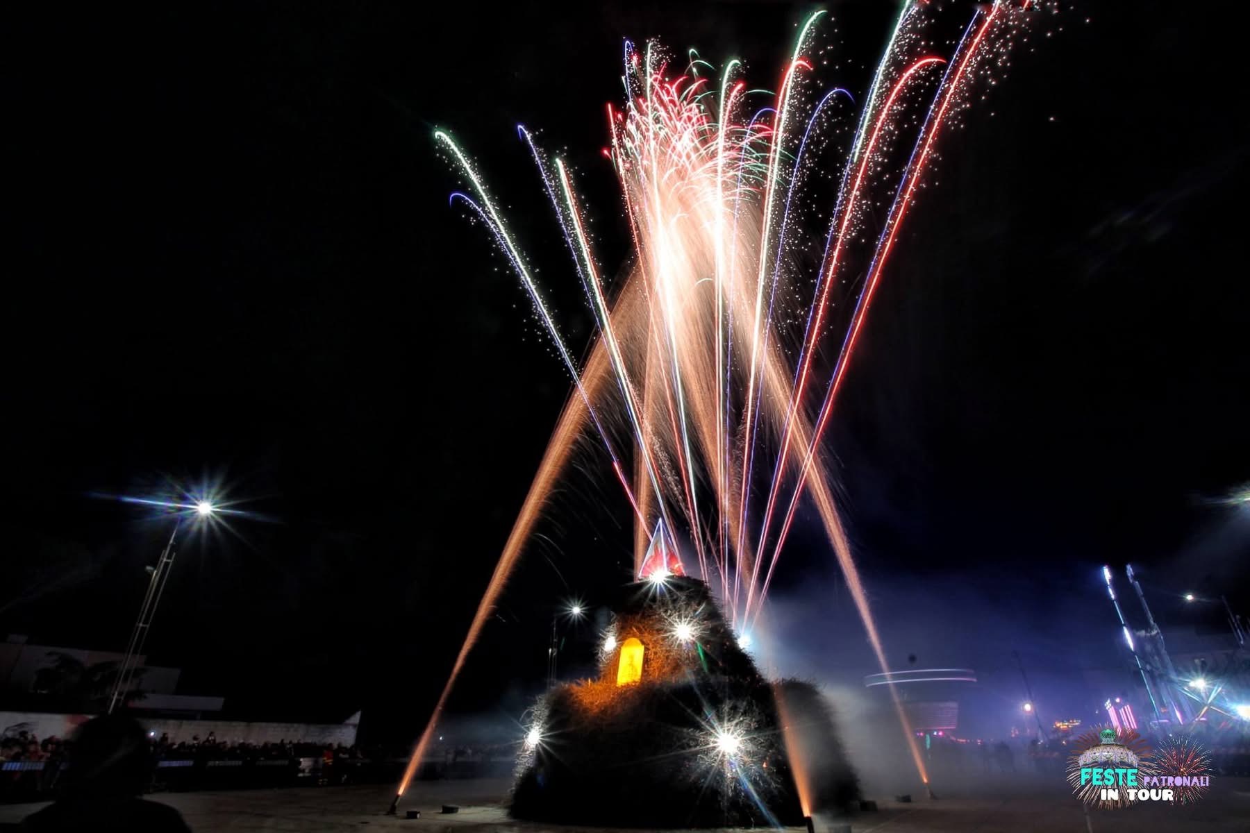 Fuochi d'artificio sul falò di Sant'Antonio