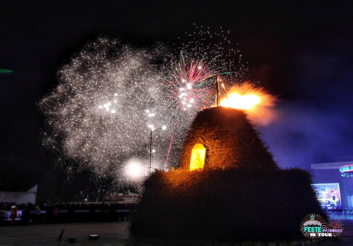 Il falò della vigilia con i fuochi d'artificio