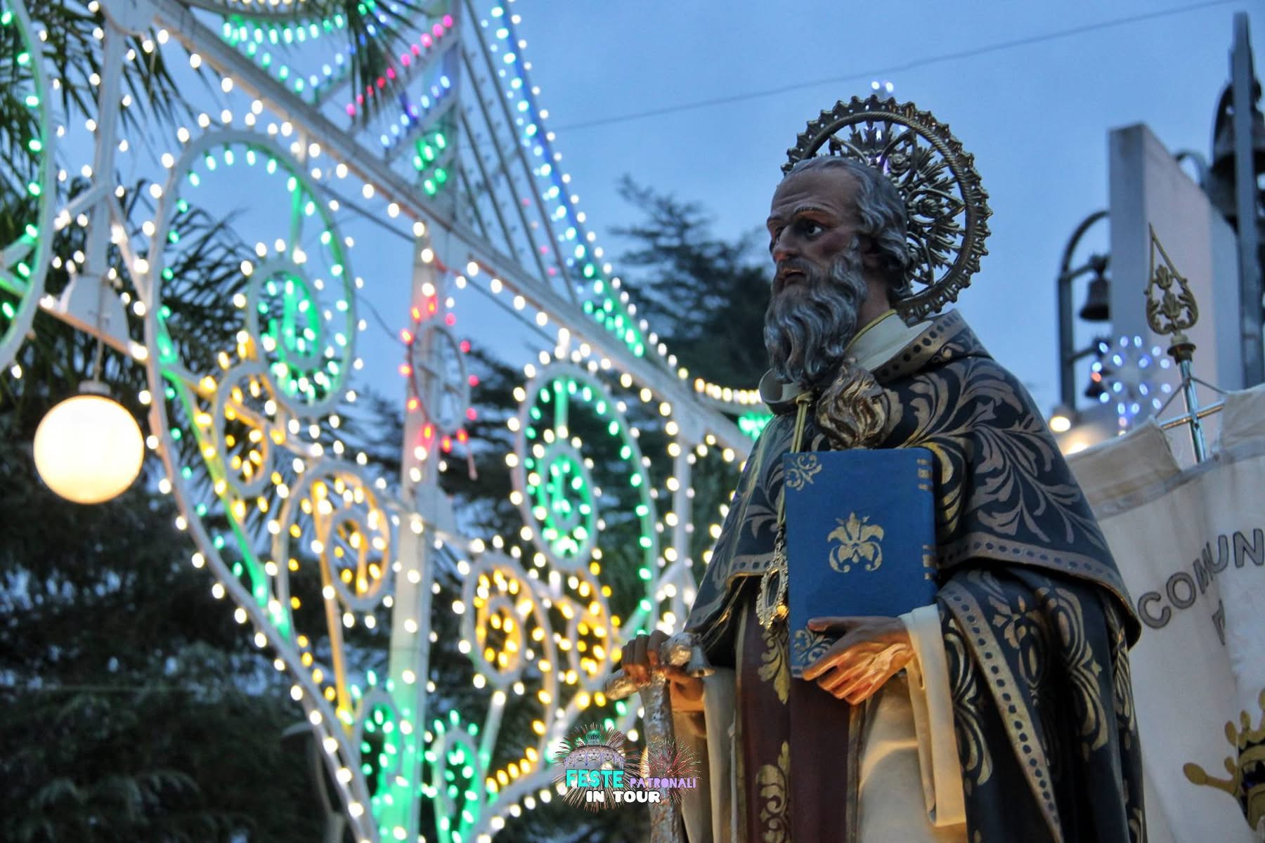 La statua di Sant'Antonio Abate in processione tra le luminarie
