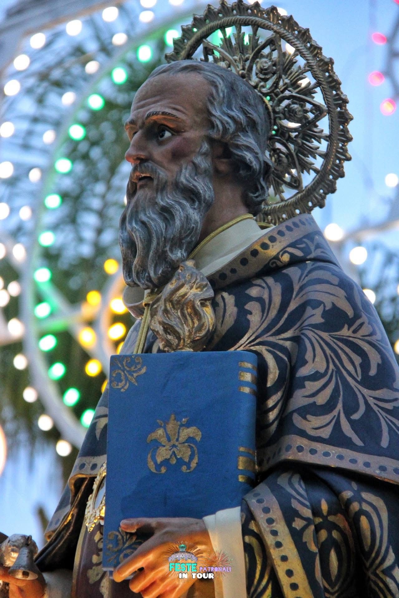 Primo piano della statua di Sant'Antonio tra le luci